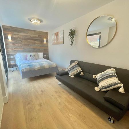 Cloud9 Guest House - By Coastline Retreats - 2 Bedroom Self Contained Garden Flat - Luxury Bath, Netflix, Superfast Wifi, Parking Included بورنماوث المظهر الخارجي الصورة
