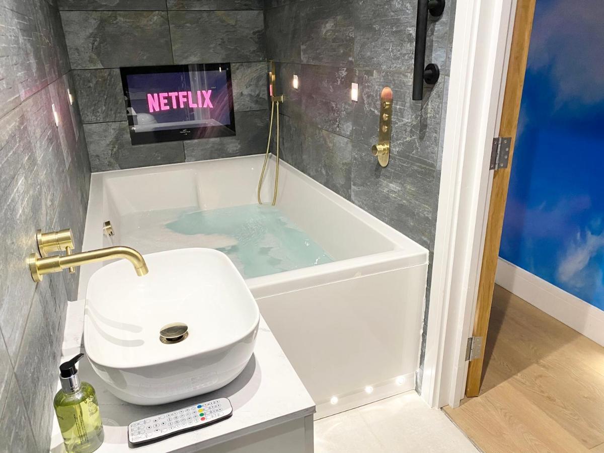 Cloud9 Guest House - By Coastline Retreats - 2 Bedroom Self Contained Garden Flat - Luxury Bath, Netflix, Superfast Wifi, Parking Included بورنماوث المظهر الخارجي الصورة